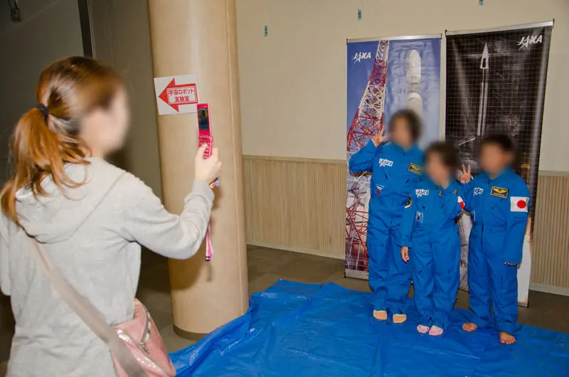 訓練用の制服「ブルースーツ」のレプリカを着ての記念撮影