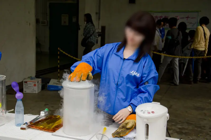 実験系のイベントで人気な液体窒素を使った「超低温の世界」