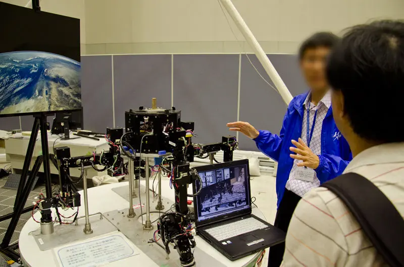 宇宙ステーションなどの外部で用いる多脚ロボットのスタディモデル