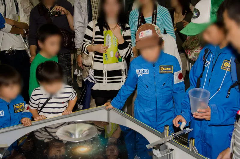小惑星探査機「はやぶさ（MUSES-C）」が成功させた「地球スイングバイ」の原理を判りやすく示した実験装置