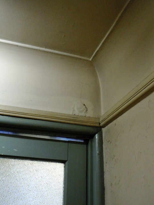 壁と天井の接合部は微妙なカーブがついている