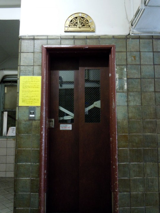 玄関ホールにあるエレベータ