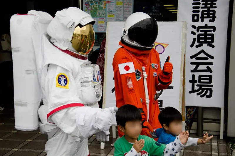 宇宙飛行士のコスプレ（実際の宇宙服ではありません）をした職員さん