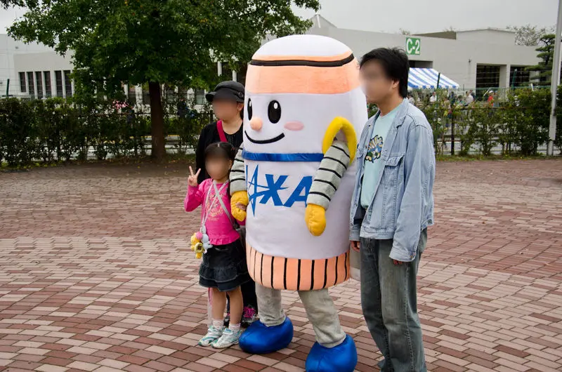 ロケットの着ぐるみ姿の職員さん