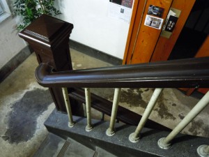 木製の手すりと親柱が印象的な階段