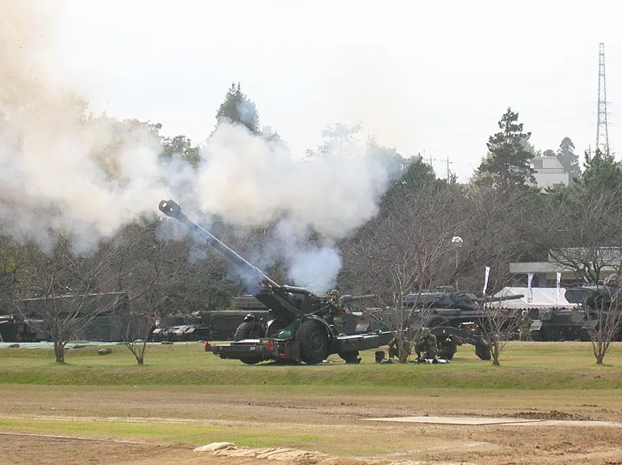 155mmりゅう弾砲FH70の空砲射撃