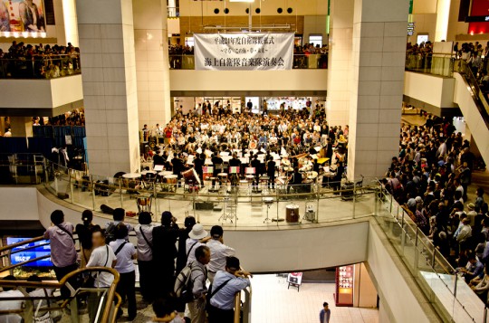 クイーンズスクエア横浜で開催された音楽隊のコンサートは盛況