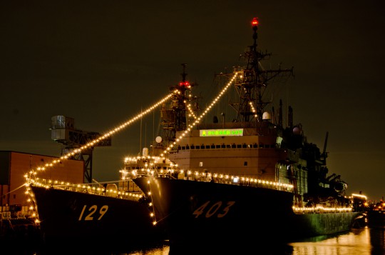 横浜新港での護衛艦やまゆき（DD-129・左）と潜水艦救難艦ちはや（ASR-403）