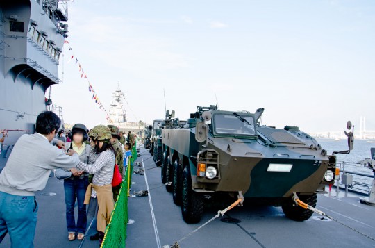 くにさき（LST-4003）艦上に展示される陸上自衛隊の車両