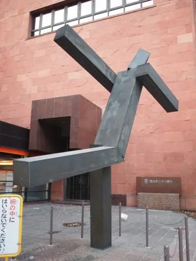 上を向いて歩いているように見えるオブジェ
