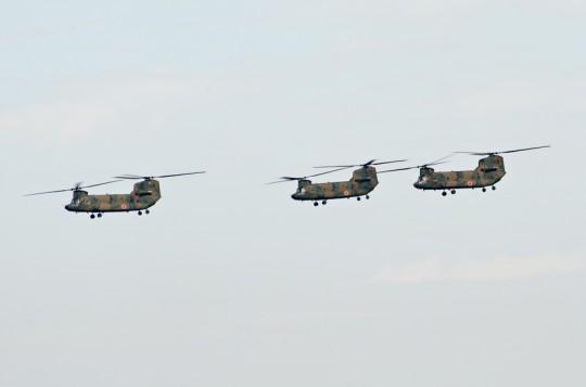 第4群：陸上自衛隊CH-47Jによる3機編隊・11日