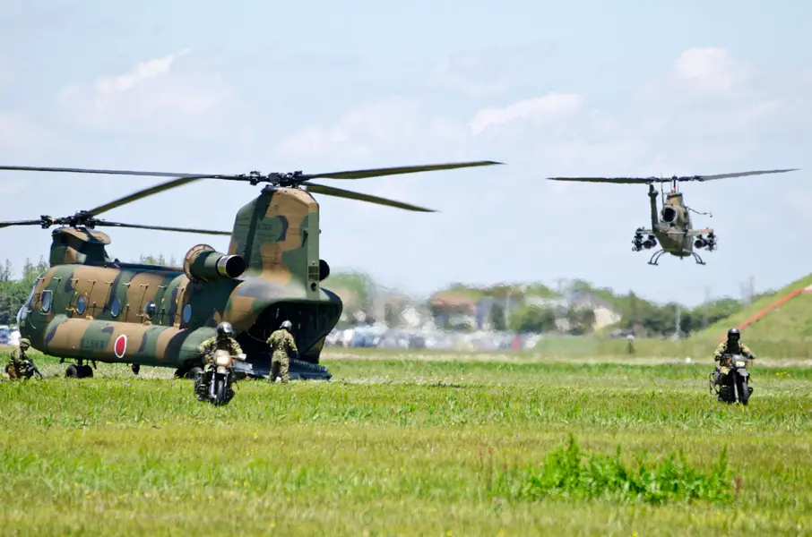 CH-47Jから偵察用オートバイが走り出る