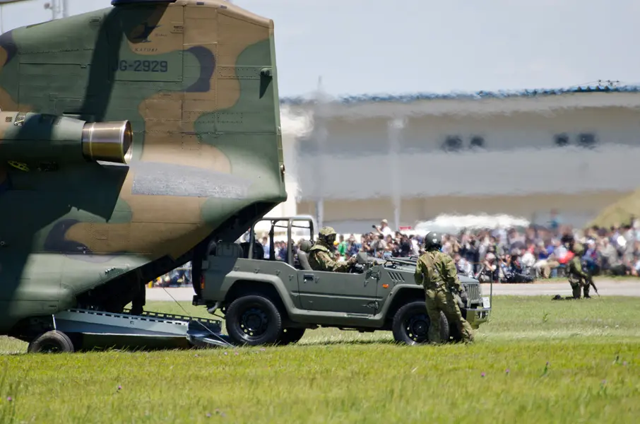 CH-47Jから出る1／2tトラック