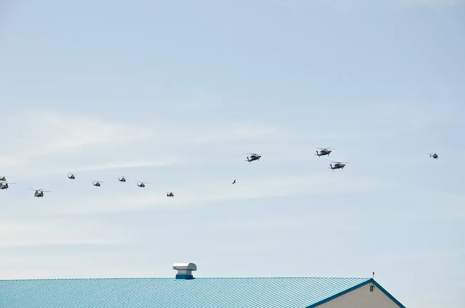 OH-6Dを先頭にした観閲飛行