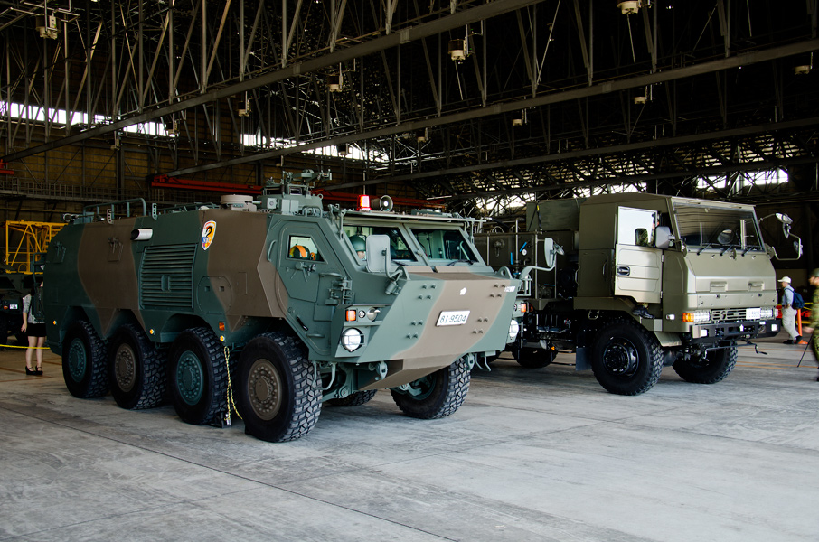 中央特殊武器防護隊のNBC偵察車と除染車