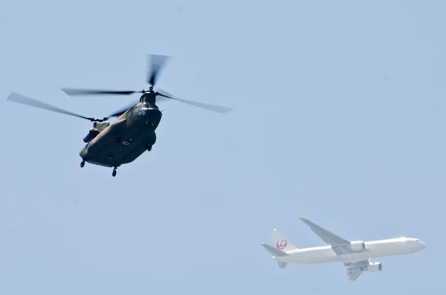 混み合う空域で細心の注意を払った飛行