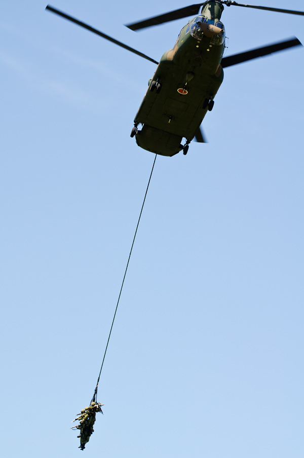 普通科隊員を吊り下げ離脱するCH-47J