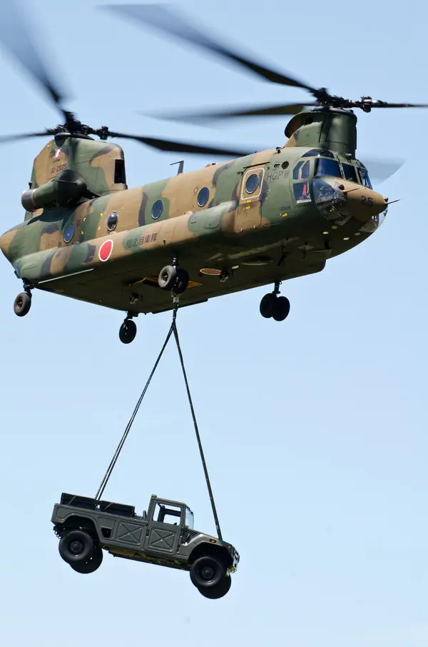 高機動車を懸吊して飛行するCH-47J