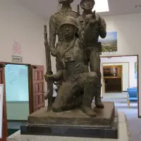 陸自富士学校三人像