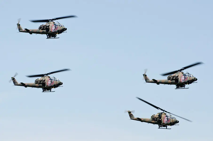 AH-1Sのダイヤモンド編隊