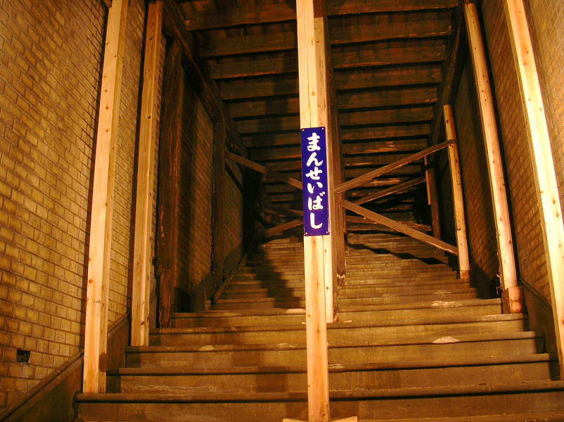 開業当初の階段が残る中央階段