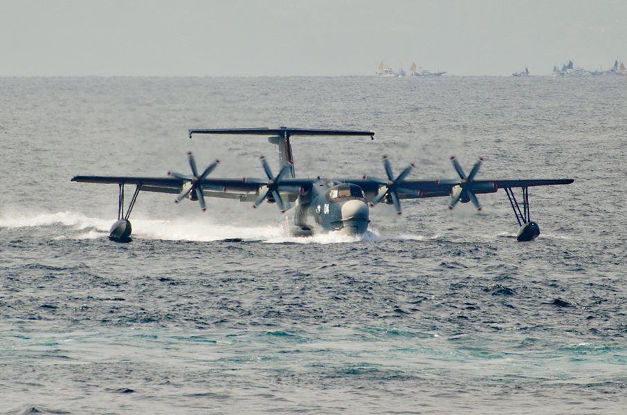 海に着水するUS-2