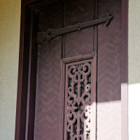 扉は典型的なチューダー様式