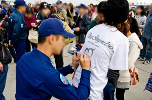 Tシャツにサインしてもらう人も