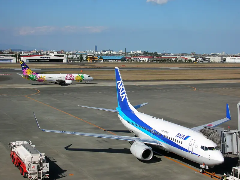 燃料補給のタンクローリーと旅客機