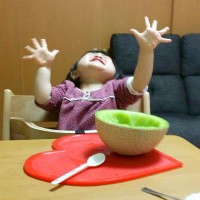 初めてメロンを食べた1歳児の反応が可愛すぎ！！
