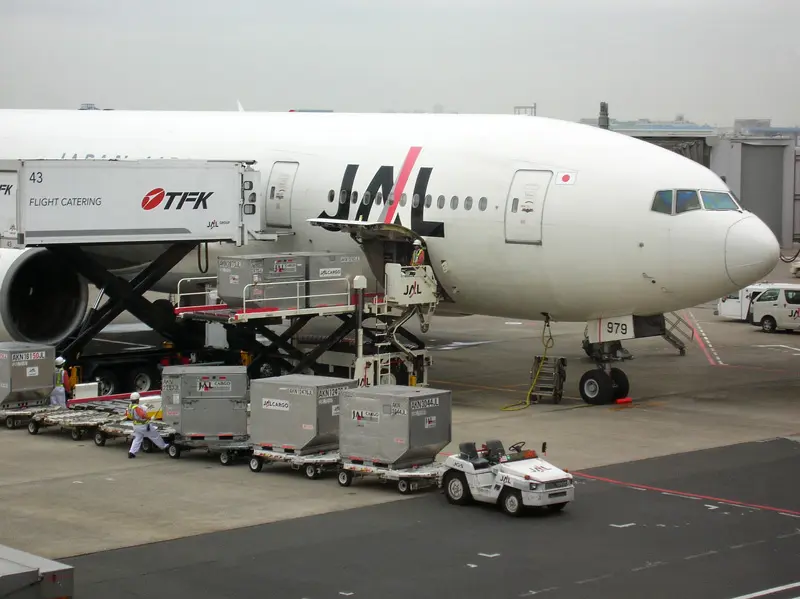 貨物を積み込む旅客機