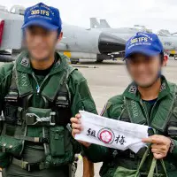 305飛行隊のパイロット
