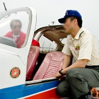 飛行機談義をする自衛官と民間のパイロット
