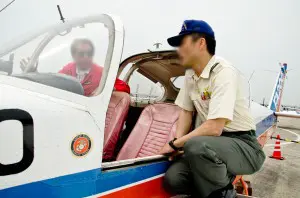 飛行機談義をする自衛官と民間のパイロット
