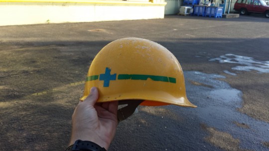 「岩手運輸倉庫（株）」と書かれたヘルメット