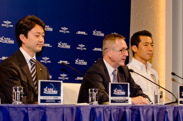 千葉開催を発表するレッドブル・エアレースのエリック・ウルフCEO。左は千葉市の熊谷俊人市長、右は室屋義秀選手