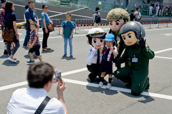 3人で記念写真に納まる