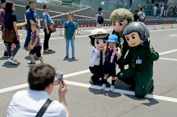 3人で記念写真に納まる