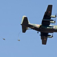C-130Hの両側から降下する新型傘装備の隊員