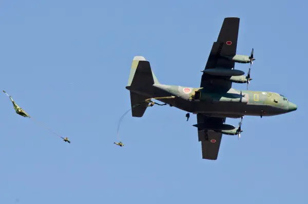 C-130Hの両側から降下する新型傘装備の隊員