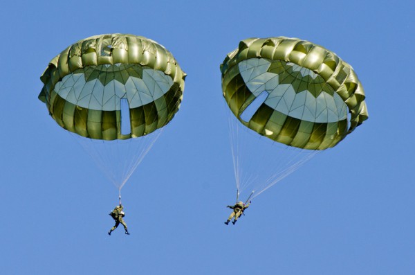 新型の13式空挺傘で降下する隊員