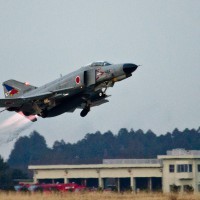 アフターバーナーの炎を曳いて離陸するF-4EJ改