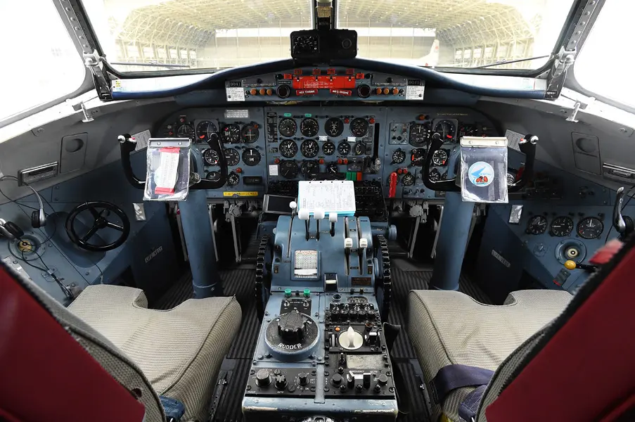 YS-11Mのコクピット