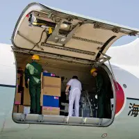 開く後部カーゴドア