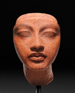 『王妃の頭部』 新王国・第18王朝時代（アマルナ時代・前14世紀） ベルリン・エジプト博物館蔵