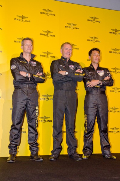 ポーズをとる3選手