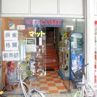 入り口正面、階段を上がる度にゲームの筐体と出会えます