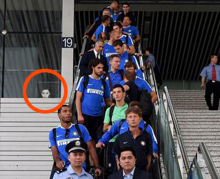 心霊写真？誰かのイタズラ？試合に向かうインテル選手らを写した写真に……おわかりいただけただろうか？