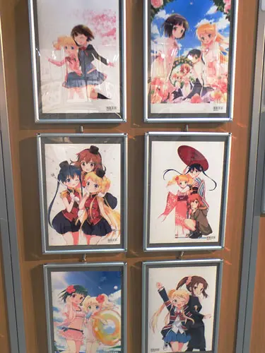 きんいろモザイク』『がっこうぐらし!』の複製原画展「ドキドキ☆ビジュアル☆展覧会 2015 秋」が大阪・名古屋で開催決定 | おたくま経済新聞