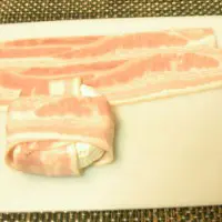 カマンベールチーズをベーコンで丁寧に巻く
